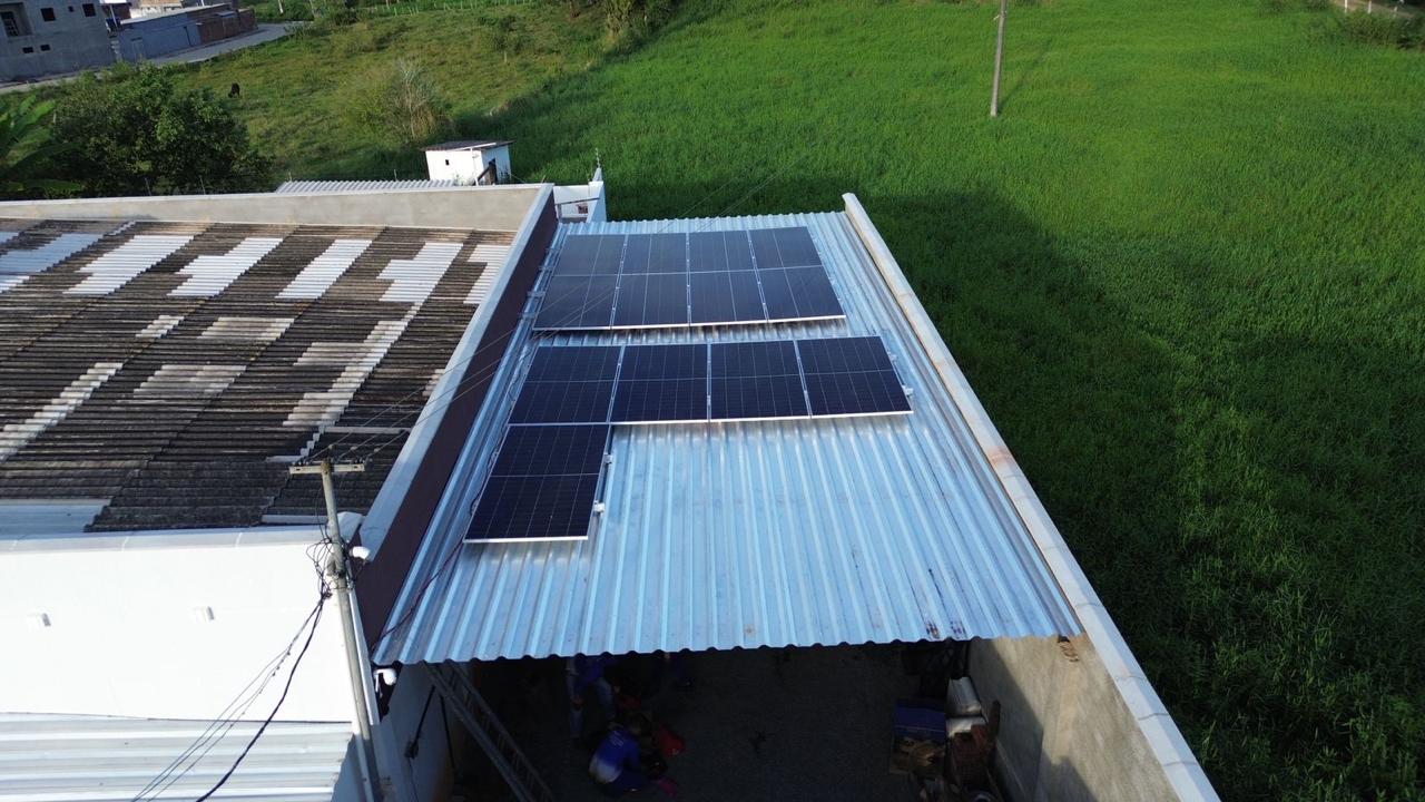 Instalação solar em cobertura de residência
